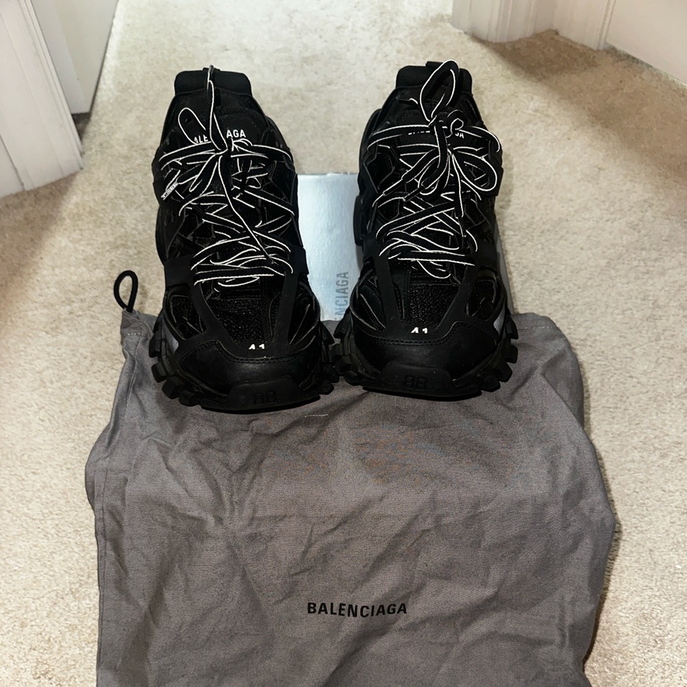 Balenciaga Runners in Black w/box and dust bag and extra laces in white size 41
